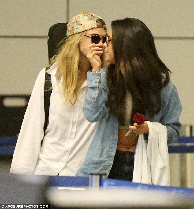 Beso Entre Cara Delevingne Y Selena Gómez Chicas Lesbianas Y