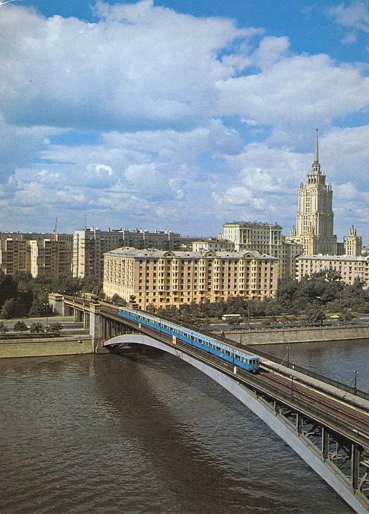 Метро на мосту москва