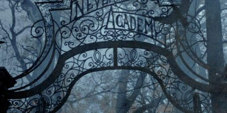 Nevermore academy. Академия невермор ворота. Ворота школы невермор. Академия невермор против Хогвартс. Замок невермор.